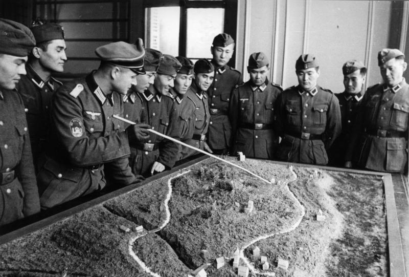 Bundesarchiv_Bild_101I-295-1561-04,_Frankreich,_Turkestani_in_der_Wehrmacht.jpg